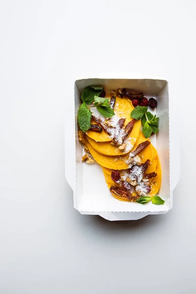 Pemandangan Atas Kotak Makan Siang Dengan Pancake Dan Buah Beri — Stok Foto