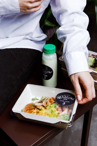 Pemandangan Dekat Kotak Makan Siang Dengan Salad Dan Botol Dengan — Stok Foto