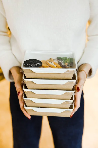 Wanita Memegang Kotak Makan Siang Dengan Makanan Segar — Stok Foto