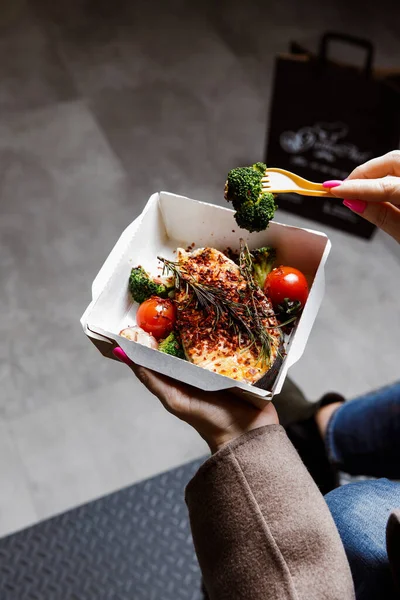 Closeup View Fish Steak Vegetables Cardboard Lunch Box — Stock Photo, Image