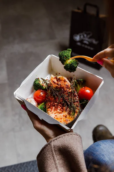 Closeup View Fish Steak Vegetables Cardboard Lunch Box — Stock Photo, Image