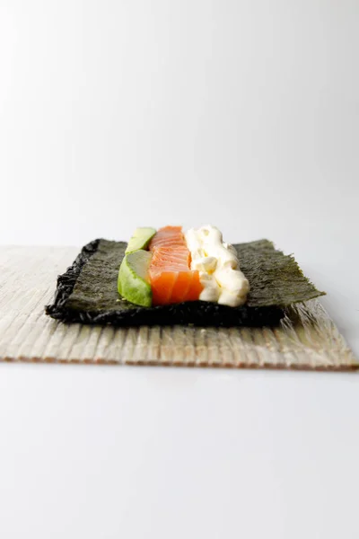 Nahaufnahme Der Sushi Zubereitung Isoliert Auf Weißem Hintergrund Stockfoto