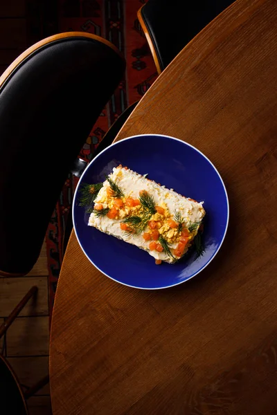 サラダにマヨネーズと鮭の切り身のトップビュー ストック写真