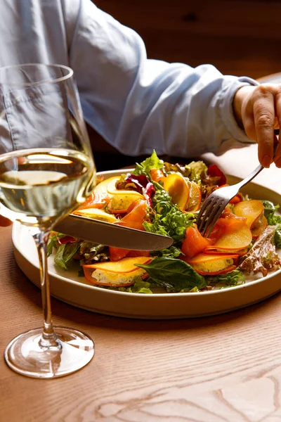 Nahaufnahme Von Frischem Salat Mit Gemüse Und Käse lizenzfreie Stockbilder