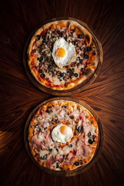 Vrchní Pohled Domácí Pizzu Vejcem Masem Sýrem Houbami Stock Obrázky