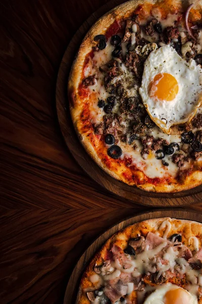 Blick Von Oben Auf Hausgemachte Pizza Mit Und Fleisch Käse Stockfoto