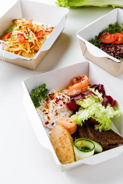 Nahaufnahme Der Lunchboxen Mit Salat Auf Weißem Hintergrund lizenzfreie Stockfotos