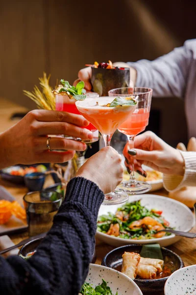 Bijgesneden Shot Van Mensen Klinkende Glazen Het Eten Aan Tafel Stockfoto