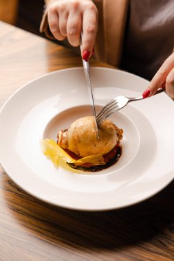 Sebzeli ve soslu lezzetli yiyeceklerin yakın plan görüntüsü