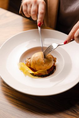 Sebzeli ve soslu lezzetli yiyeceklerin yakın plan görüntüsü