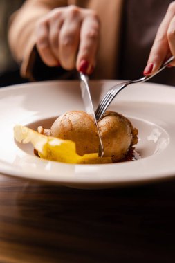 Sebzeli ve soslu lezzetli yiyeceklerin yakın plan görüntüsü