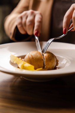 Sebzeli ve soslu lezzetli yiyeceklerin yakın plan görüntüsü