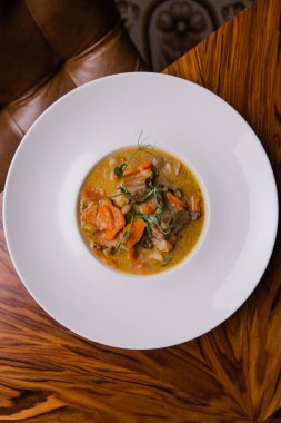 Beyaz tabakta sebze ve baharatlı sığır eti çorbasının yakın plan görüntüsü