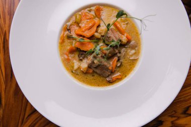 Beyaz tabakta sebze ve baharatlı sığır eti çorbasının yakın plan görüntüsü