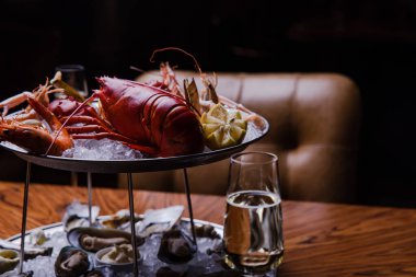 Buzlu ıstakozun yakın plan görüntüsü.