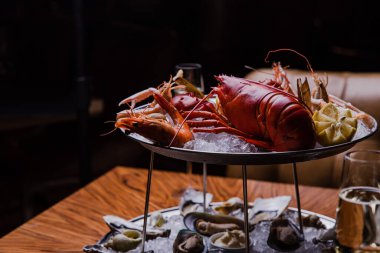 Buzlu ıstakozun yakın plan görüntüsü.