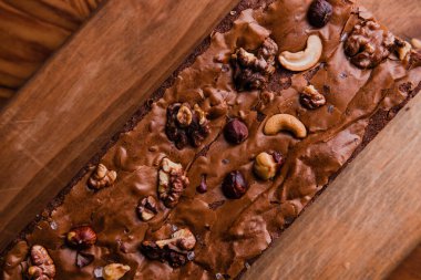 Fındıklı çikolatalı pastanın üst görüntüsü