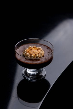 Siyah arka planda mekik çeken çikolatalı mus yakın plan görüntüsü