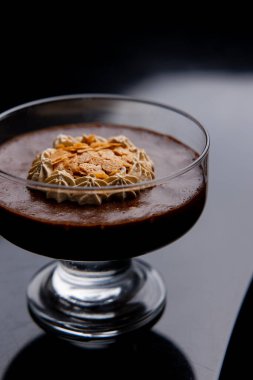 Siyah arka planda mekik çeken çikolatalı mus yakın plan görüntüsü