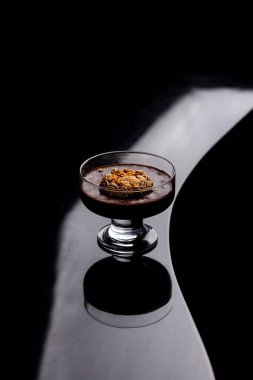 Siyah arka planda mekik çeken çikolatalı mus yakın plan görüntüsü