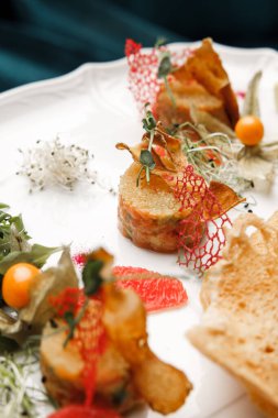 Sebze ve şifalı bir yemeğin sunumunun yakın görüntüsü.