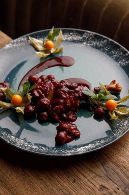 Mavi tabakta lezzetli meyve tatlısının yakın plan görüntüsü.