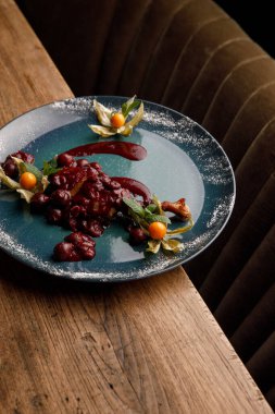 Mavi tabakta lezzetli meyve tatlısının yakın plan görüntüsü.