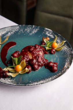 Mavi tabakta lezzetli meyve tatlısının yakın plan görüntüsü.