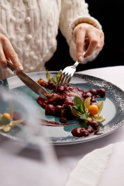Mavi tabakta lezzetli meyve tatlısının yakın plan görüntüsü.