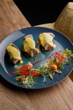 Peynirli ve otlu ızgara balığın yakın plan görüntüsü.