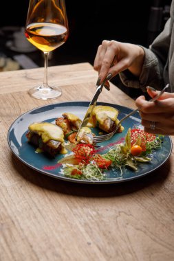 Peynirli ve otlu ızgara balığın yakın plan görüntüsü.