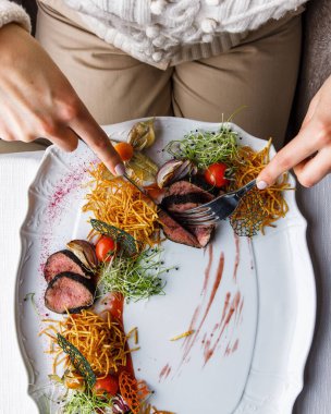 Tabağında patates ve sebze olan et madalyonları