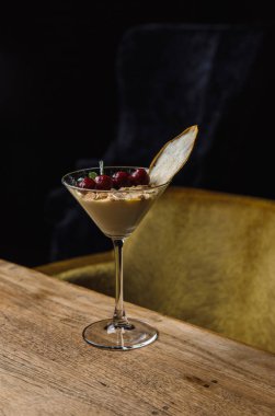 Böğürtlenli ve bademli lezzetli tatlıyı yakından izleyin.