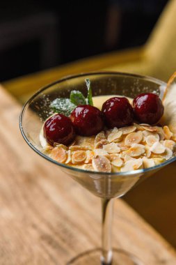 Böğürtlenli ve bademli lezzetli tatlıyı yakından izleyin.