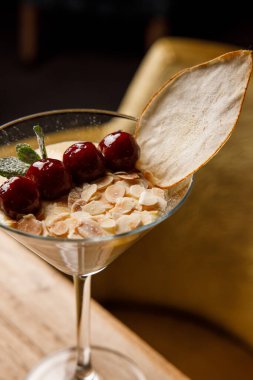 Böğürtlenli ve bademli lezzetli tatlıyı yakından izleyin.