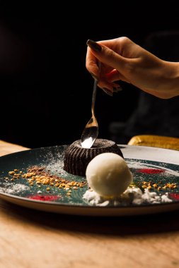 Yakından bakınca, çikolatalı ve vanilyalı dondurmalı.