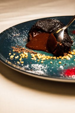 Yakından bakınca, çikolatalı ve vanilyalı dondurmalı.