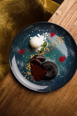 Yakından bakınca, çikolatalı ve vanilyalı dondurmalı.