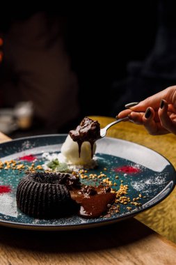 Yakından bakınca, çikolatalı ve vanilyalı dondurmalı.