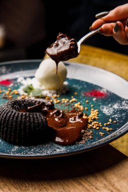 Yakından bakınca, çikolatalı ve vanilyalı dondurmalı.