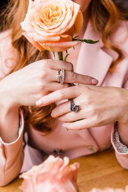 Kadın eli üzerinde gümüş ve altından yapılmış çeşitli mücevherler.