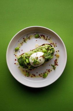 Guacamole ve yumurtalı tostun yakın görüntüsü.