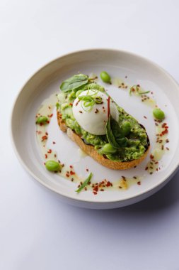 Guacamole ve yumurtalı tostun yakın görüntüsü.