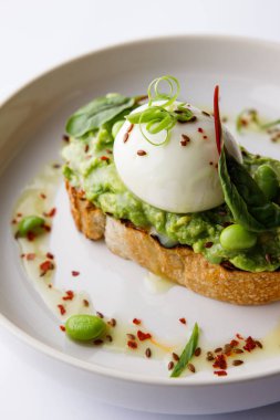 Guacamole ve yumurtalı tostun yakın görüntüsü.