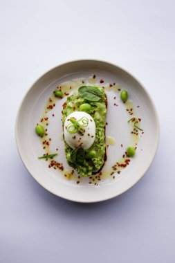 Guacamole ve yumurtalı tostun yakın görüntüsü.