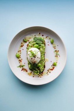 Guacamole ve yumurtalı tostun yakın görüntüsü.