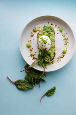 Guacamole ve yumurtalı tostun yakın görüntüsü.