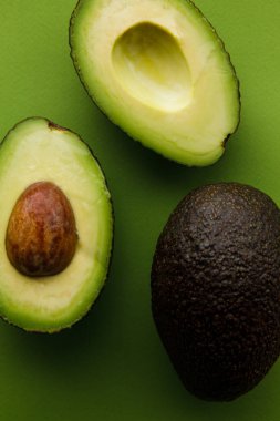 Yeşil arkaplanda dilimlenmiş avokado görünümü