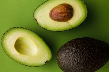 Yeşil arkaplanda dilimlenmiş avokado görünümü