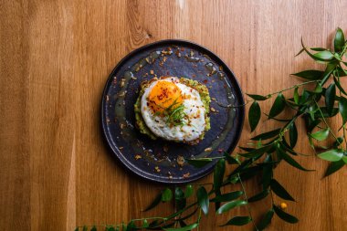 Guacamole ve yumurtalı tostun yakın görüntüsü.